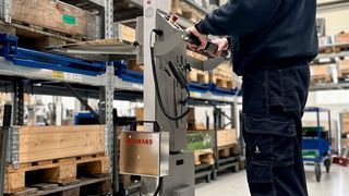 Das Besondere am neuen Hovmand-Elektrohebelift ist laut Hersteller das Feature „E-Drive“, das dem Anwender körperliche Strapazen im Lagerbetrieb erspart. (Bild: Hovmand)