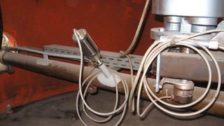 Durch die kontaktlose, integrale Messung befinden sich keine Teile des Messsystems im Produktstrom, wodurch der Sensor abrasions- und wartungsfrei ist. (Bild: Mütec)