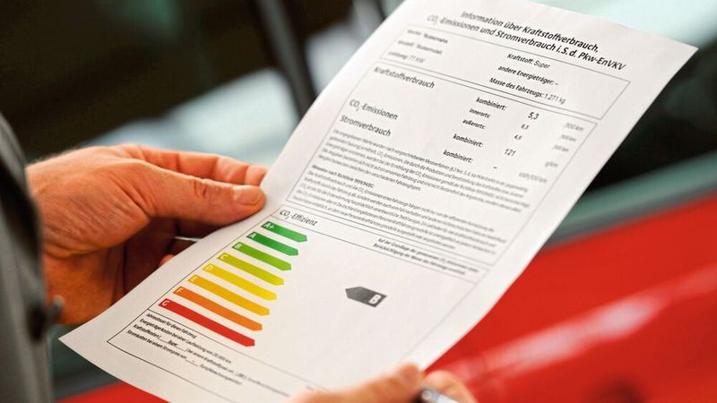 Die gesetzlich verpflichtenden Label zum Energieverbrauch von Neuwagen sorgt seit Jahren für Ärger in der Autobranche. Der ZDK fordert von der EU eine Neuregelung.(Bild:  Dena)