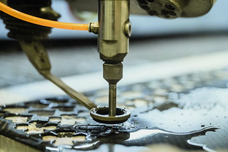 Wasserstrahl als optimales Werkzeug: Aus Faser- Verbundwerkstoffen, zum Beispiel Kohlefaser CFK, lassen sich auf modularen Wasserstrahl-Schneid­anlagen effizient und sachgerecht auch kleine Bau­teile präzis ausschneiden. (Matthias Fritzenwallne/STM)