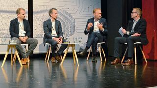 Diskutierten über Herausforderungen in Vertrieb und Aftersales: (v. li.) Stefan Quary (Skoda), Philipp Sayler von Amende (Carwow), Philipp Grosse Kleimann (Caroobi), Christian Bauer (Audi) und Prof. Stefan Reindl (IfA). (Bild: Rehberg/»kfz-betrieb«)