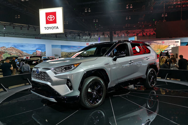 Die SUV-Welle reitet Toyota mit dem neuen Rav4, der sich der Formensprache des C-HR anpasst und deutlich schärfer gezeichnet ist als bisher. (Max Friedhoff/SP-X)