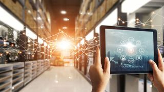 Berufsbegleitendes Mentoring direkt am Arbeitsplatz, wie beispielsweise hier in der Lagerlogistik, ist ein nachhaltiges Modell der Weiterbildung. (Bild: Arness)