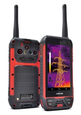 Mobiler Inspektionsassistent G60: Der Inspektionsassistent G60 vereint Thermographie- und Push-to-talk-Technologie in einem mobilen Industriecomputer, der für Inspektionen konzipiert wurde. Die Dual-Linsen-Wärmebildkamera und der Laserpointer ermöglichen eine präzise Aufzeichnung von Temperaturveränderungen in Elektrogeräten. Zur weiteren Ausstattung gehören ein Federkontaktstift zum Lesen und Schreiben von Daten und eine Dockingstation, die gleichzeitig lädt und Daten überträgt. Das Gerät ist nach Schutzklasse IP67 zertifiziert, Hersteller AMobile Intelligent, New Taipei City, Taiwan.  (Bild: Red Dot / AMobile Intelligent)