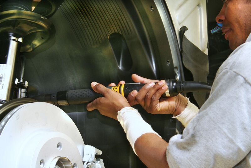 Optisch (mit den grünen Lichtern) und akustisch (mit einem Bestätigungston) wird dem Werker signalisiert, dass die Verbindung in Ordnung ist (i.O.). In der Enge des Radkastens ist das eine deutliche Arbeitserleichterung. (Bild: Atlas Copco)