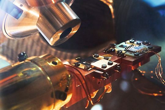Die Komplexität in der Produktion kann sehr hoch sein. Eine KI-Lösung, die am Anfang sehr gute Ergebnisse liefert, verliert leider schnell an Aussagekraft, wenn sich die KI-Algorithmik nicht an die veränderten Begebenheiten an- passt. Was nützt der beste „digitale Zwilling“, wenn er nur am Anfang seinem Bruder/seiner Schwester gleicht? Für einen langanhaltenden Mehrwert von KI-Lösungen ist daher die Adaptivität wichtig, also das ständige Anpassen an neue Umgebungssituationen. Die Komplexität in der Produktion kann sehr hoch sein. Eine KI-Lösung, die am Anfang sehr gute Ergebnisse liefert, verliert leider schnell an Aussagekraft, wenn sich die KI-Algorithmik nicht an die veränderten Begebenheiten an- passt. Was nützt der beste „digitale Zwilling“, wenn er nur am Anfang seinem Bruder/seiner Schwester gleicht? Für einen langanhaltenden Mehrwert von KI-Lösungen ist daher die Adaptivität wichtig, also das ständige Anpassen an neue Umgebungssituationen.