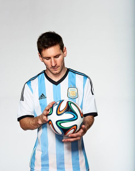 Prominenter Balltester – der argentinische Nationalspieler Lionel Messi ist einer von 600 Profispielern, die den „Brazuca“ bereits gespielt haben. (Bild: Bayer)