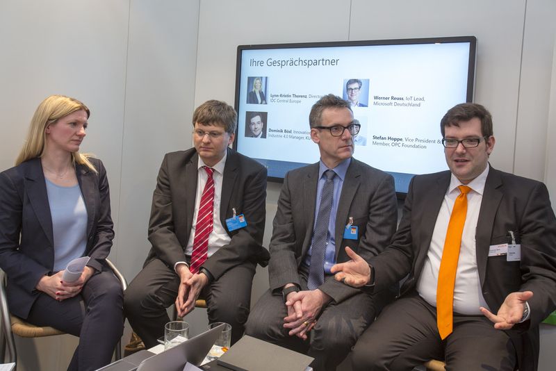 Von links nach rechts: Lynn-Kristin Thorenz vom Marktforschungsunternehmen IDC, Stefan Hoppe, Vizepräsident der OPC Foundation, Werner Reuss, IoT-Leader bei Microsoft und Dominik Boesl, Corporate Innovation Manager bei Kuka. (Bild: Alex Schelbert)
