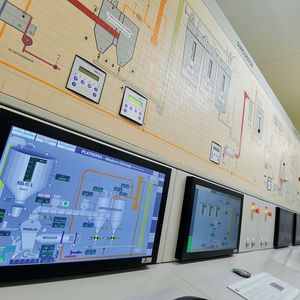 Das Pult der Leitzentrale: oben die alte Gesamtüberblickstafel, die zu Schulungszwecken aufgehoben wird, und darunter das ergänzende neue digitale System.