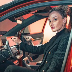 Typisch für Elektroautos haben die Frontpassagiere viel Platz.(Bild:  Aiways)