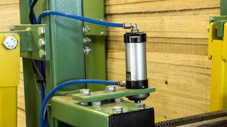 Die Mono Rail hat mit dem ständig anfallenden Staub und den Sägespänen in der Holzverarbeitung keine Probleme. Diese werden von den Läufern einfach weggeschoben. (De Vree)