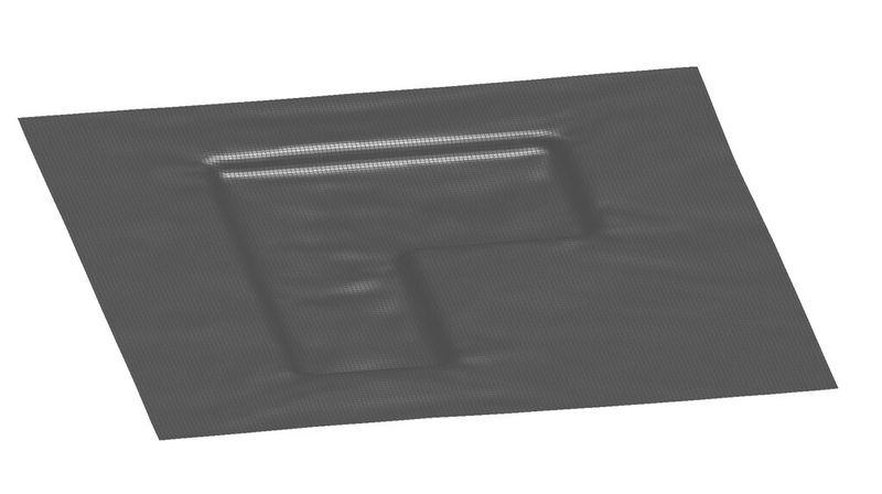 Faltenlage je nach WunschStufe eins der Drapiersimulation mit Unter- und Oberwerkzeug. Nach dem Schließvorgang werden vorhandene Falten entweder wunschgemäß glatt ausgestreckt oder einfach platt gedrückt, wobei sich unerwünschter Weise in lokaler Materialanhäufung ausprägt. Die Simulation gibt über das Praxisverhalten des Gewebes Aufschluss. (Bild: Dynamore)