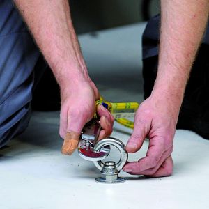 Bild 1: Mit einem Klick sicher anschlagen. Die Anschlagpunkte des ABS-Lock-T-Systems werden in wenigen Minuten mit zwei Klemmen am Stahlträger verschraubt – und können ebenso leicht auch wieder abmontiert werden.