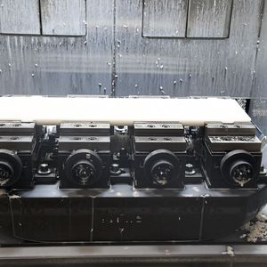 Um möglichst vibrationsarm zu fräsen, strebt SLZ beim Werkstückspannen stets eine grosse Auflagefläche an.(Bild:  Gressel)