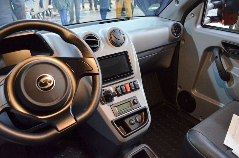 Innenraum ohne Schnickschnack, aber immerhin im Gegensatz zu den Post-Streetscootern mit Beifahrersitz. (Bild: Rehberg / »kfz-betrieb«)