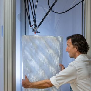 Moritz Mungenast am 3D-Drucker: Die Fassadenelemente erlauben eine völlig freie architektonische Gestaltung und innovative Design-Konzepte.(Bild:  Andreas Heddergott / TU Muenchen)