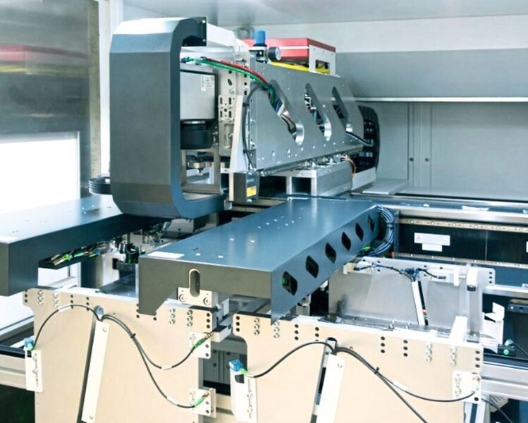 Der Hightech-Maschinenbauer Manz automatisiert die Massenfertigung von Lithium-Ionen-Batterien mit seiner flexibel konfigurierbaren Laserbearbeitungsstation BLS 500. Die Anlage beherrscht auch verschiedene neuentwickelte Laserschweißverfahren. (Manz)