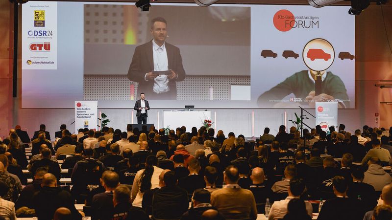Zum Kfz-Sachverständigen Forum 2026 kamen rund 500 Teilnehmer zusammen – etwa 400 vor Ort in Würzburg und 100 online. (Bild: Stefan Bausewein)