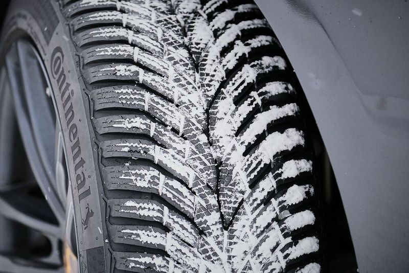 Der neue Wintercontact TS 870 soll besseres Handling auf Schnee bieten. (Bild: Volker Warning)