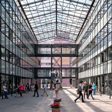 Aus ihren Studiengängen am Campus Lichtenberg der HWR Berlin hat Prof. Lück-Schneider die Erkenntnis mitgenommen, dass die öffentliche Verwaltung als Arbeitgeberin einen durchaus positiven Stand hat. (Bild: © HWR Berlin / Christoph Eckelt)