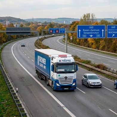 Vom Schiff auf die Straße! Die temporäre Aufhebung des Lkw-Fahrverbots an Sonn- und Feiertagen hat die Politik nun für einige Wochen außer Kraft gesetzt, damit die Lieferketten aufgrund des anhaltenden Niedrigwassers in den Flüssen nicht zerreißen ... (Bild: KI-generiert)