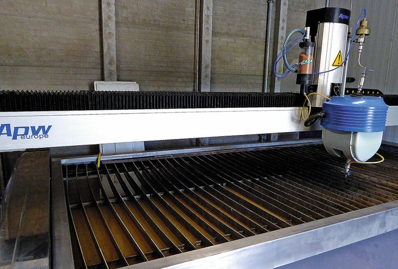 Ganz neu im Maschinenpark von Hermann Späth ist diese Wasserstrahlschneidmaschine  3D-APW-Europe. Damit hat er ein Stück in die Flexibilität seines Unternehmens investiert. (Bild: Kuhn)