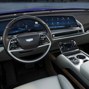 Große Displayflächen, wenig Schalter und Knöpfe – das Vistiq-Cockpit geht mit der aktuellen Automode.(Bild:  Cadillac)