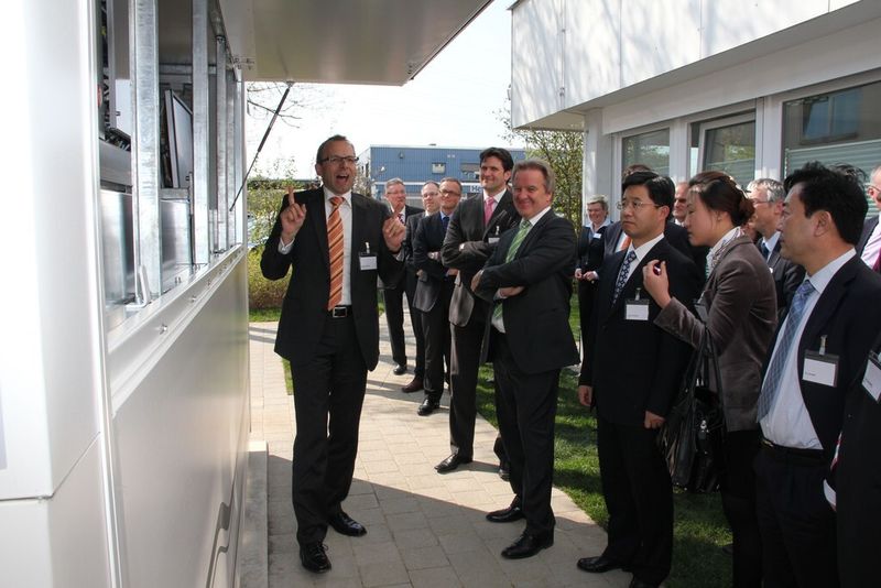 Roßkopf erklärt anhand der stationären Großbatterie aus dem System Cell Cube von Gildemeister, wie diese die Elektrotankstelle versorgt. (Bild: Sonnenberg)