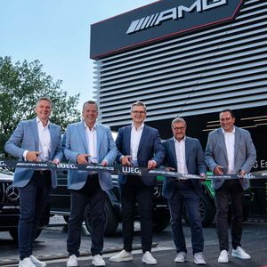 Beim Pre-Opening des AMG Brand Centers: (v.l.) Vorstandssprecher Martijn Storm mit seinen Vorstandskollegen Stefan Jansen und Benjamin Kaiser sowie den Spartenleitern Service und Vertrieb, Michael Speh und Stephan Hohmann.(Bild:  Lueg)