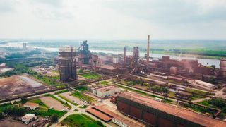 Das Bremer Stahlwerk. Hier soll direkt reduziertes Eisen (Eisenschwamm) mit grünem Wasserstoff erzeugt werden. Daraus wird dann künftig CO2-armer Stahl in Bremen und Eisenhüttenstadt produziert. (Bild: Arcelormittal)