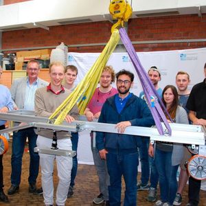 Ein Teil des HyperpodX-Teams mit seinen Professoren kurz vor der Fertigstellung des Pod in der Emder Werkhalle.