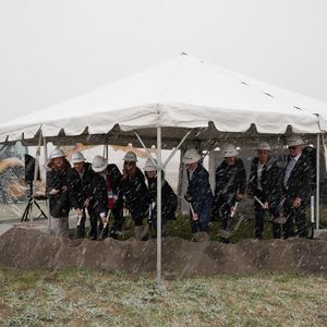 Feierliche Grundsteinlegung für das neue Auslieferungszentrum mit Unternehmensvertretern sowie lokalen und regionalen Stakeholdern. (Bild: Pilatus)