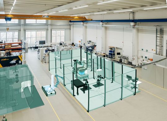 Produktion von morgen! Matrixarchitektur am IWU-Standort Dresden mit flexibel beplanbaren Fertigungszellen. Das Versuchsfeld ist real aufgebaut. Der digitale Zwilling ermöglicht Variantenuntersuchungen und -optimierungen (hier visualisiert im Rendering). Produktion von morgen! Matrixarchitektur am IWU-Standort Dresden mit flexibel beplanbaren Fertigungszellen. Das Versuchsfeld ist real aufgebaut. Der digitale Zwilling ermöglicht Variantenuntersuchungen und -optimierungen (hier visualisiert im Rendering).