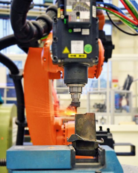 So kann ein Fertigungsprozess, der dem Individualitätsgrad eines Manufakturprozesses gleichkommt, mit den Mitteln und zum Preis eines Fließbandprozesses durchgeführt werden. (Bild: Fraunhofer-IPK)