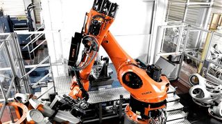 Roboter müssen heute zeit- und positionsmäßig präzise arbeiten. Doch es gibt Störeinflüsse, die das verhindern können. Forscher aus Würzburg gehen mit einer pfiffigen Anti-Stotter-Bremse die Lösung des Problems nun wirksam an. (Bild: Kuka)