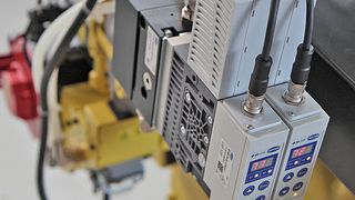 Intelligente Vakuum-Erzeuger: Die Kompaktejektoren SXPi-PC und SXMPi-PC der Baureihe X-Pump von Schmalz sind mit Funktionen zur Energie- und Prozesskontrolle ausgestattet. (Bild: Schmalz)