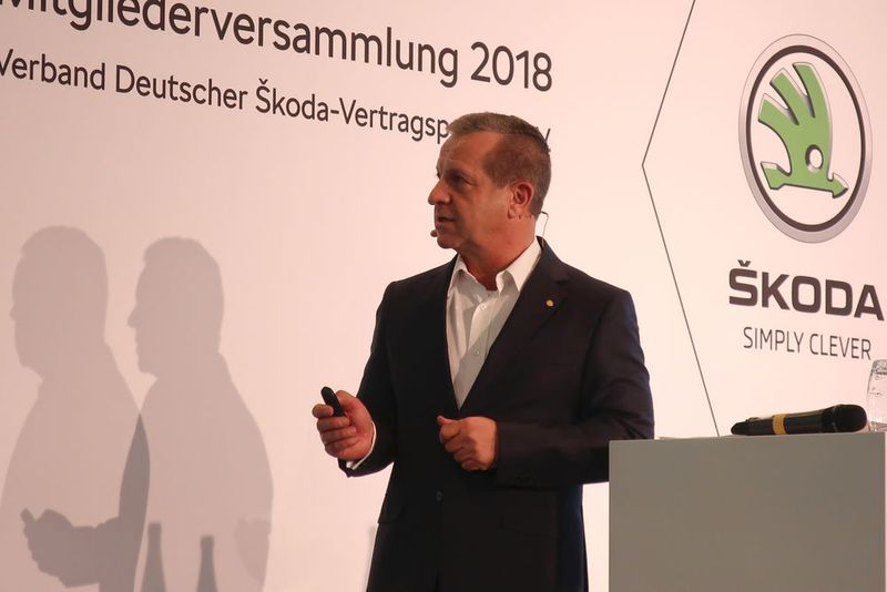 Verbandspräsident Thomas Peckruhn stellte nochmals die Erfolge in den Vertragsverhandlungen heraus: keine Kündigung, Erhalt der Margen und verbriefte Mitspracherechte des Verbands. (Bild: Grimm / »kfz-betrieb«)