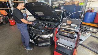 Der Leiter der Betriebswerkstatt der Indutec Iwago Holding, Artem Root, ist mit der Leistung von Thinkcar mehr als zufrieden. Mit den Geräten kann er neben Pkw und Nfz auch Arbeitsmaschinen oder Aggregate diagnostizieren. (Bild: Dominsky – VCG)