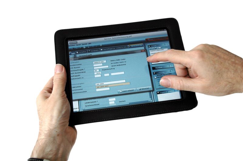 «Oxaion» mobil: Serviceaufträge sind bei Bedarf auch flexibel mit Tablets oder Smartphones abrufbar, Ersatzteile können mobil an- und Lagerverfügbarkeiten abgefragt werden. (Bild: Oxaion)