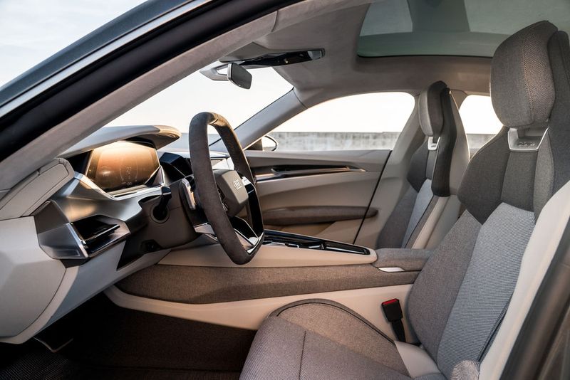 Dank der Stoffsitze spricht Audi von einem „veganen Interieur“, sprich man brüstet sich zeitgeistig mit dem Verzicht auf echtes Leder. (Bild: Audi)