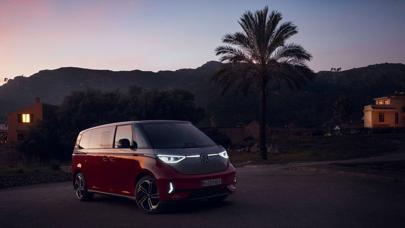 Auffallend: Die Lichtsignatur des GTX-Buzz mit serienmäßigen LED-Matrixscheinwerfern. (Bild: Uli Sonntag/VW)