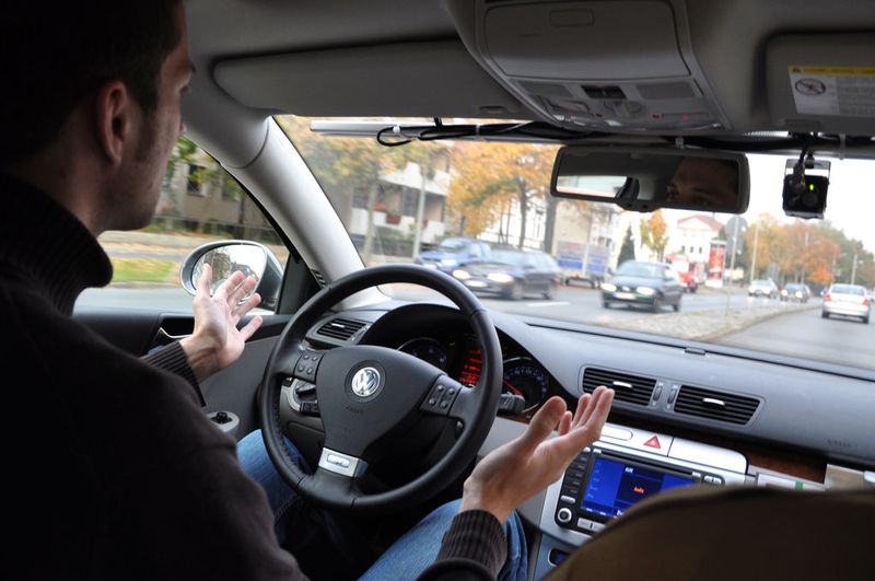 Das Testfahrzeug des Forschungsprojektes Stadtpilot der TU Braunschweig „Leonie“ auf dem Braunschweiger Stadtring, am Steuer Projektleiter Jörn Marten Wille. (TU Braunschweig)