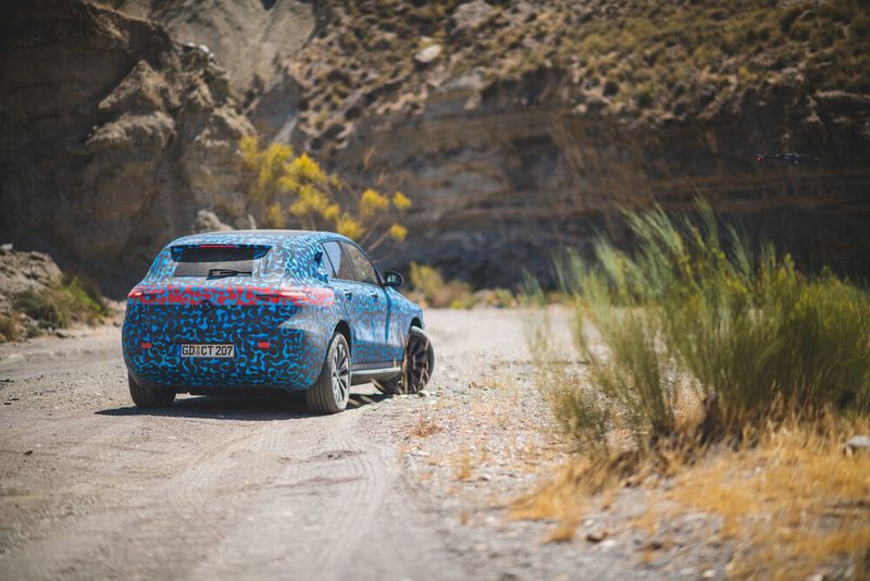 Sie können jedoch nicht verbergen, wie nahe sich das neue Modell am Mercedes-Benz GLC befindet. (Daimler AG/Teymur Madjderey)