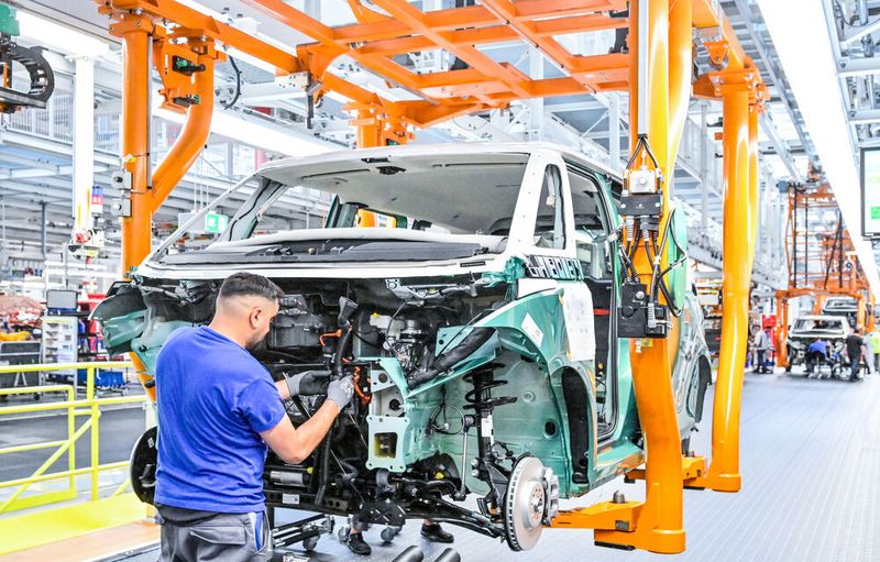 Volkswagen hat die Produktion des ID Buzz in Hannover ausgesetzt: wegen Problemen mit Batteriezellmodulen.