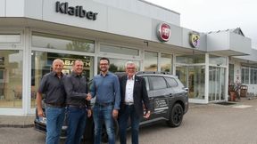 Helmut und Marco Metzger freuen sich mit Timo und Dieter Klaiber (v.l.n.r.), dass der ehemalige Autolöwen-Betrieb in Öhringen als Gebrauchtwagenstandort und freie Meiterwerkstatt fortgeführt wird. (Bild: Autohaus Metger)
