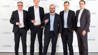 Zufriedene Gesichter zur Vertragsunterzeichnung in Lauda-Königshofen: Der Geschäftsführer von Lauda, Dr. Marc Stricker, der kaufmännische Geschäftsführer von Watttron, Marcus Stein, der Geschäftsführende Gesellschafter von Lauda, Dr. Gunther Wobser, der Prokurist und Produktionsleiter von Watttron, Ronald Claus von Nordheim sowie der Geschäftsführer von Lauda, Dr. Mario Englert.  (Lauda)