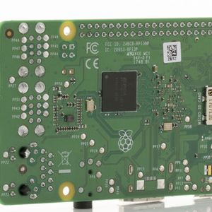 Raspberry Pi 3B+: Rückseite; rechts befindet sich der Slot für die Micro-SD-Karte(Bild:  Farnell)