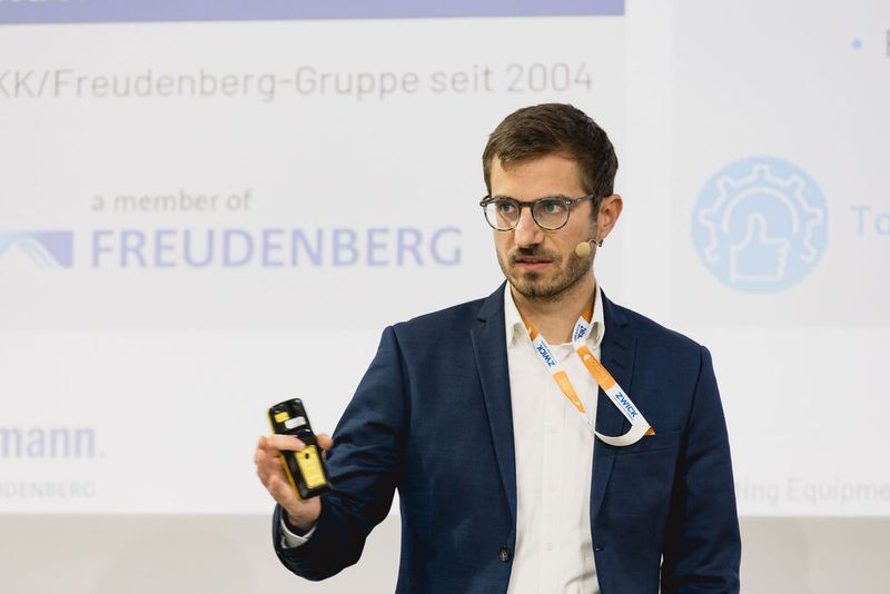 Warum ein Dichtungshersteller Sensoren verkauft: Maximilian Raith (im Bild) und Niels Jung von Eagle Burgmann erklären, wie Echtzeitdaten, KI-Auswertung und jahrzehntelanges Dichtungswissen zusammen zu echten „Success Stories“ werden. (Bild: Stefan Bausewein)