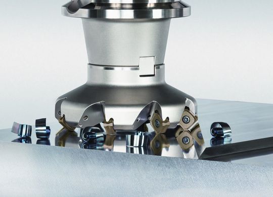 Der flexible Dotriple-Mill vereint drei Wendeschneidplatten-Geometrien in einem pfiffigen Werkzeughaltersysem. Der steht laut Tungaloy damit für maximale Flexibilität, Prozesssicherheit und Effizienz beim Planfräsen. Lesen Sie hier, was den Zerspanungspraktiker damit erwartet ...(Bild:  Tungaloy)