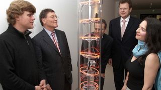 Siegfried Kreitner (v.l.n.r.) gewann beim Bosch Rexroth-Kunstwettbewerb „The Art of Drive & Control“ den ersten Platz. Zusammen mit dem bayerischen Staatsminister Eberhard Sinner, dem Hauptgeschäftsführer der IHK Würzburg-Schweinfurt Prof. Dr. Ralf Jahn, dem Bosch Rexroth-Vorstandsvorsitzenden Manfred Grundke sowie der Zweitplatzierten Andrea Franzioch betrachten sie das von Kreitner eingereichte Kunstwerk auf der Eröffnungsausstellung. (Archiv: Vogel Business Media)